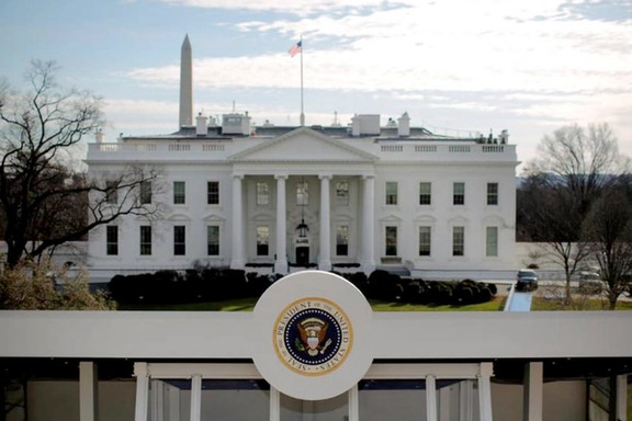 پلیس مخفی آمریکا به سوی یک مرد مسلح در نزدیکی کاخ سفید تیراندازی کرد