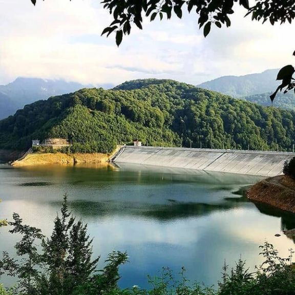 خبرگزاری ایلنا: سد «آیتالله بهجت» دسترسی دهها خانوار به جاده، آب، برق و گاز را بسته است