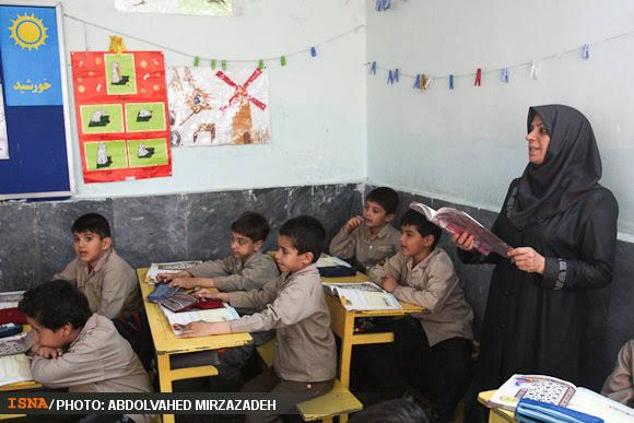 Teachers' Association Raises Alarm Over Low Teacher Salaries In Iran