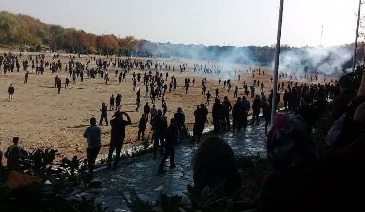 ادامه اعتراضات اصفهان؛ ماموران صبح جمعه به معترضان گاز اشک‌آور شلیک کردند