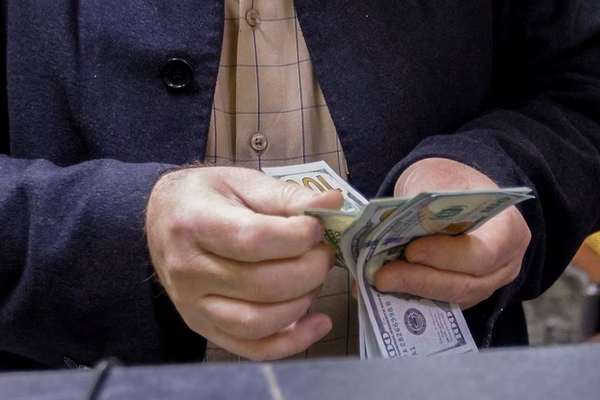 US Bars 14 Iraqi Banks From Dollar Trade With Iran