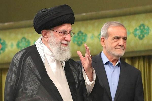 Why did Pezeshkian reveal his disagreement with Khamenei on US talks?