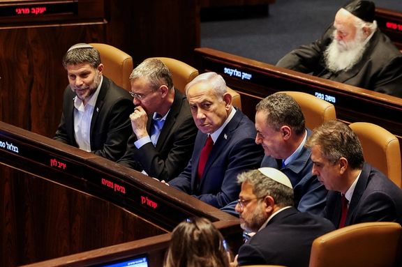 بزالل اسموتریچ (نفر اول از سمت چپ) و ایتامار بنگویر (نفر دوم از سمت راست) در پارلمان اسرائیل با حضور بنیامین نتانیاهو، اول مرداد