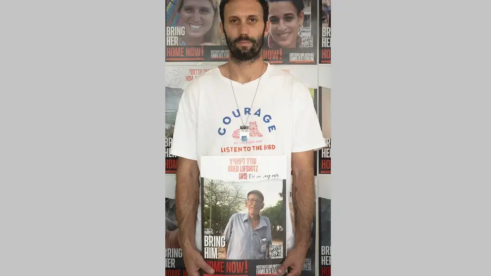 دانیل لیفشیتز عکسی از پدربزرگش اودد لیفشیتز که هنوز در غزه گروگان است در دست دارد.