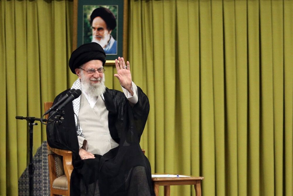 خامنه‌ای درباره نقش زنان در خانه: سر ظهر غذا حاضر است، کی این کار را می‌کند؟