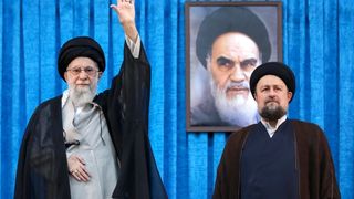 چرا خامنهای مکررا درباره بازگشت سلطنت هشدار میدهد؟