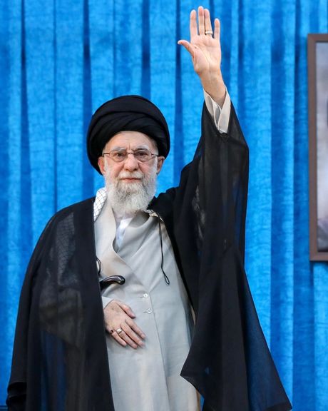 خامنئي ومقربون من النظام الإيراني يحذرون من عودة النظام الملكي