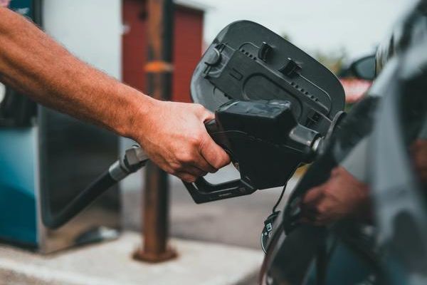 مسؤول بغرفة التجارة الإيرانية: الوضع مشابه لعام 2019 وقد ترفع الحكومة سعر البنزين