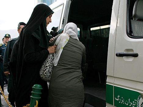 روزنامه همشهری: جریانی که تشویق به آتش زدن بانکها میکرد، حالا مخالف حجاب است