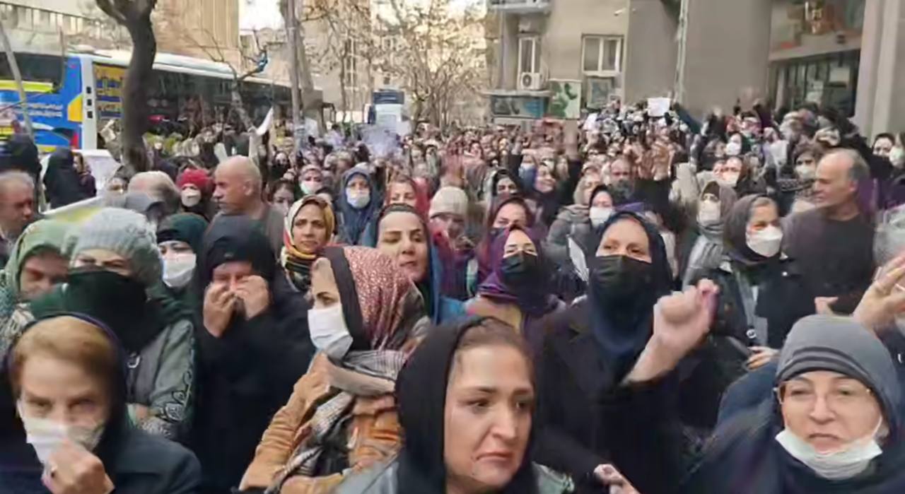 بازنشستگان فرهنگی مقابل ساختمان وزارت آموزش و پرورش تجمع کردند