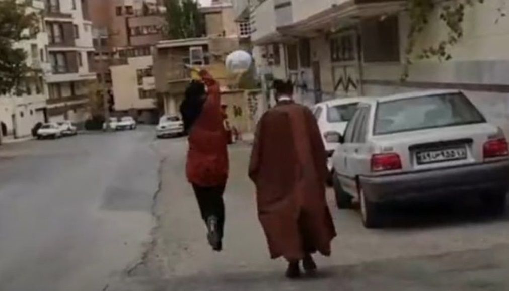 عمامه‌پرانی از نمودهای وجه رادیکال جنبش «زن، زندگی، آزادی» بود