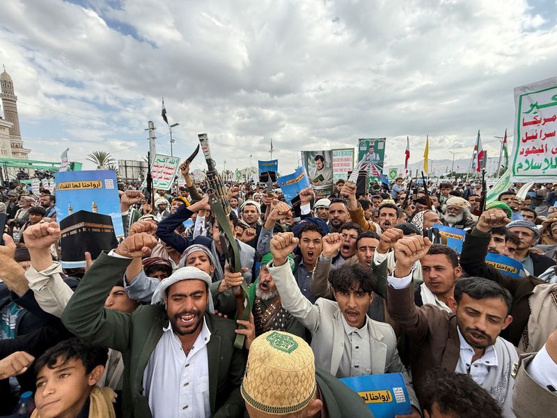 بسیج بیش از ۱۰۰ هزار نیروی یمنی؛ گزارش رویترز از تدارک حمله گسترده عربستان به حوثی‌ها