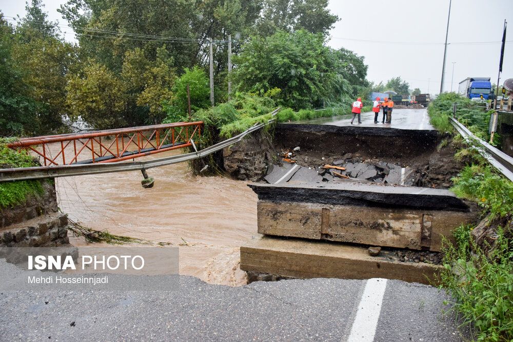 بارش بی‌سابقه در غرب گیلان در یک قرن اخیر؛ سیل آستارا منجر به رانش زمین و تخریب جاده‌ها شد