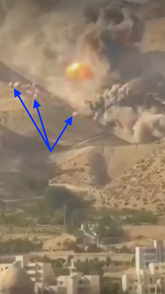 خروج هوا از دریچههای نهفته در دل کوه بر اثر موج انفجار