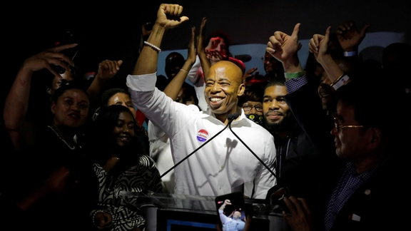 اریک آدامز، فعال مقابله با نژادپرستی در پلیس آمریکا، شهردار نیویورک شد