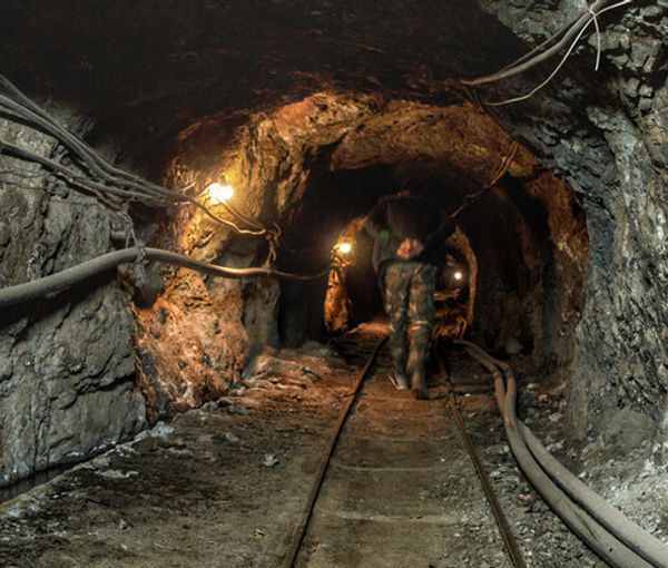 مصرع 6 عمال جراء انفجار في نفق بعمق 700 متر بمنجم شمالي إيران 