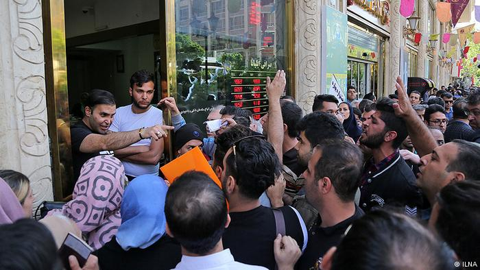 با تلاش حکومت برای محدودسازی خروج سرمایه‌، فعالیت چند صرافی در ایران دچار اختلال فنی شد