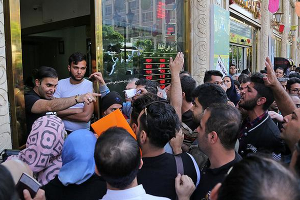 مع سعي طهران للحد من خروج رؤوس الأموال.. شركات الصرافة في إيران تتعرض لـ"عطل فني"