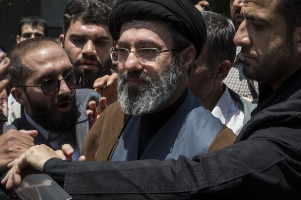 مجلس مكوّن من ضباط الحرس الثوري يمنع الرئيس بزشكيان من التواصل مع مجتبى خامنئي