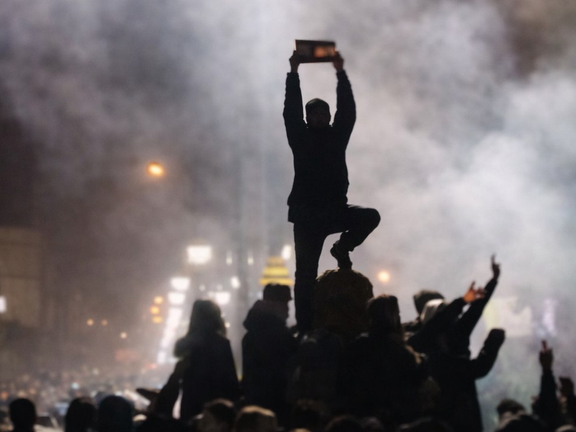 پیام مخاطب: ماموران با یورش شبانه به خانهها در اهواز، معترضان مجروح را بازداشت میکنند