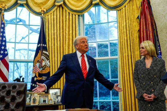 پم باندی، دادستان کل آمریکا، در کنار دونالد ترامپ