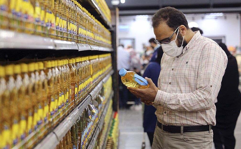 خبرگزاری‌های حکومتی:ناتوانی در فروش نفت و مدیریت بازار کالاهای اساسی دلیل افزایش قیمت‌هاست