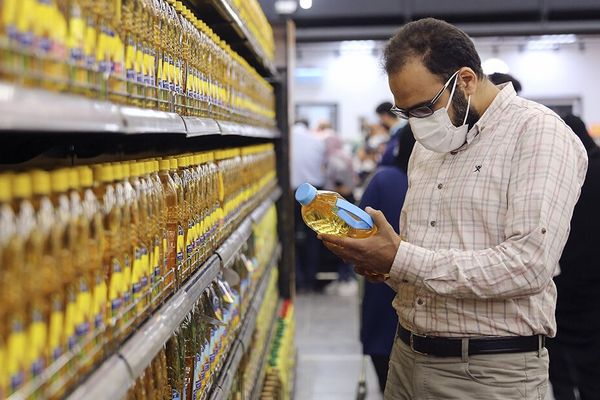 خبرگزاریهای حکومتی:ناتوانی در فروش نفت و مدیریت بازار کالاهای اساسی دلیل افزایش قیمتهاست