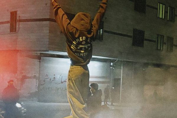 پیام مخاطب: در اصفهان، در هر کوچه یک نفر را بازداشت میکنند