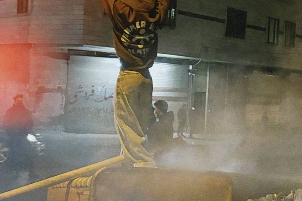 تقارير من أصفهان: اعتقال شخص في كل زقاق وقمع عنيف للاحتجاجات