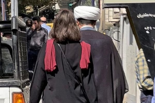 صحيفة تابعة للمرشد الإيراني تنتقد المسؤولين بسبب "تساهلهم في تطبيق الحجاب الإجباري"