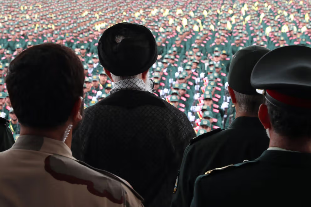 خشية تسريب موقعه.. نقل خامنئي إلى مخبأ خاص تحت الأرض ومسؤولو النظام يلتقونه معصوبي الأعين