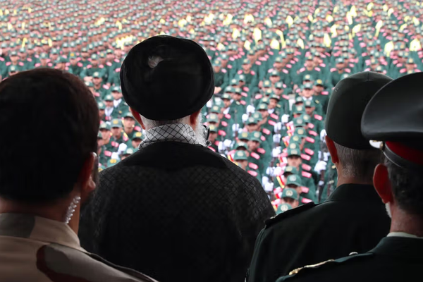 مقامهای حکومت برای دیدار با خامنهای، با چشمبند به مخفیگاه او در اعماق زمین برده میشوند