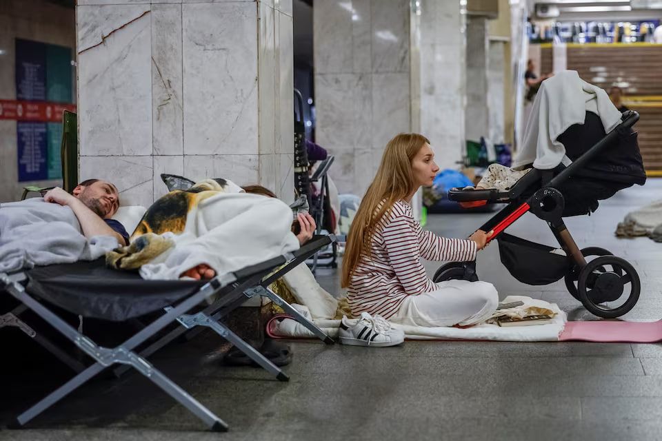 اوکراینی‌ها برای فرار از بمباران روسیه به متروها پناه می‌برند