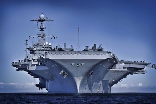 حاملة الطائرات الأميركية "نيميتز" ترسو في سلطنة عمان