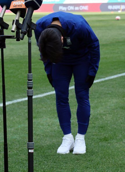 کاربران فضای مجازی؛ مهدی طارمی حذف تیم‌ملی را یادش نمی‌آید، بازیکن کره، تا کمر خم می‌شود