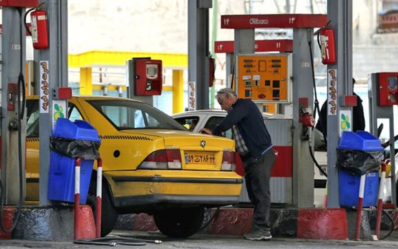 رئيس لجنة الطاقة في البرلمان الإيراني يستبعد ارتفاع سعر البنزين