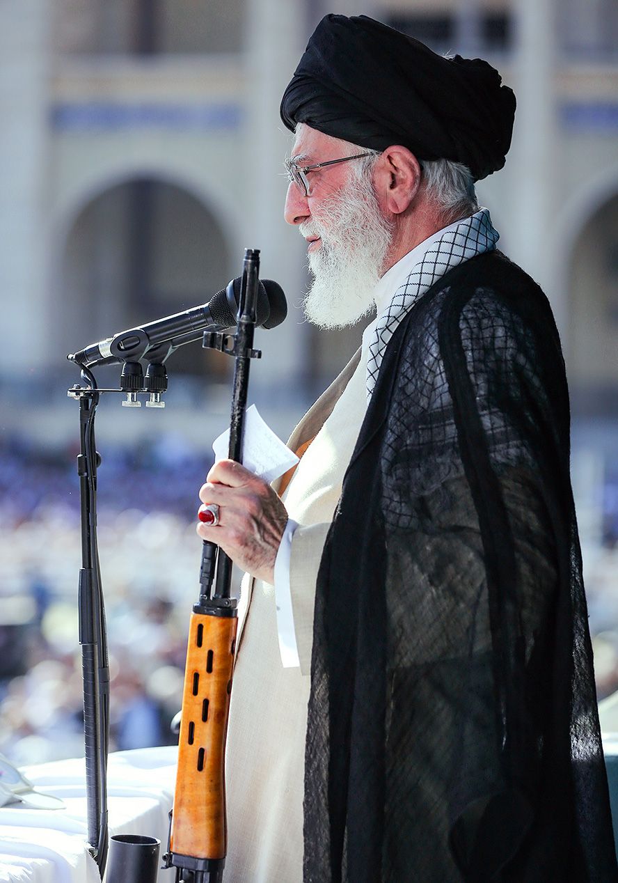 قائد الجيش الإيراني: على الأعداء تغيير نظرتهم تجاه خامنئي  