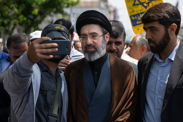 "بلومبرغ": إمبراطورية نجل خامنئي المالية تتوسع رغم تفاقم الفقر واندلاع الاحتجاجات في إيران