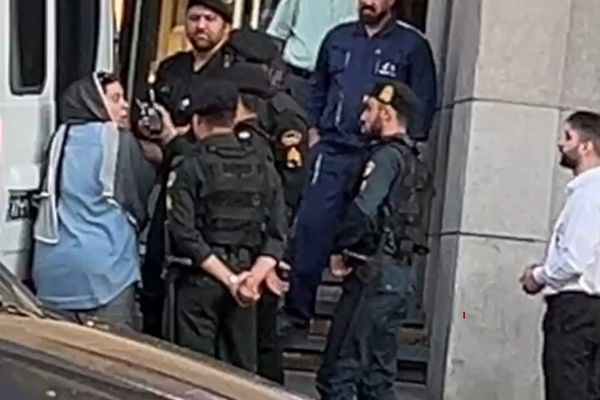 Hijab Standoff: Iranian Mother Fights Daughter’s Arrest in Viral Video