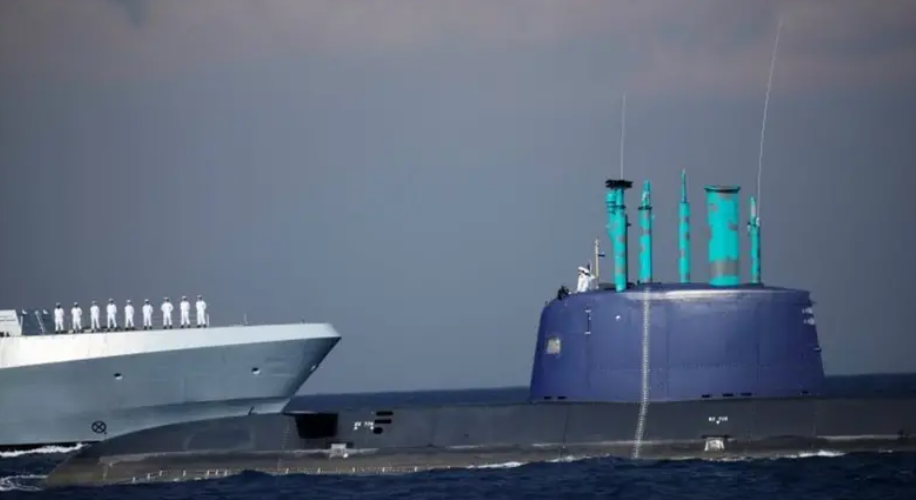 زیردریایی اسرائیلی در آب‌های بندر حیفا در دریای مدیترانه