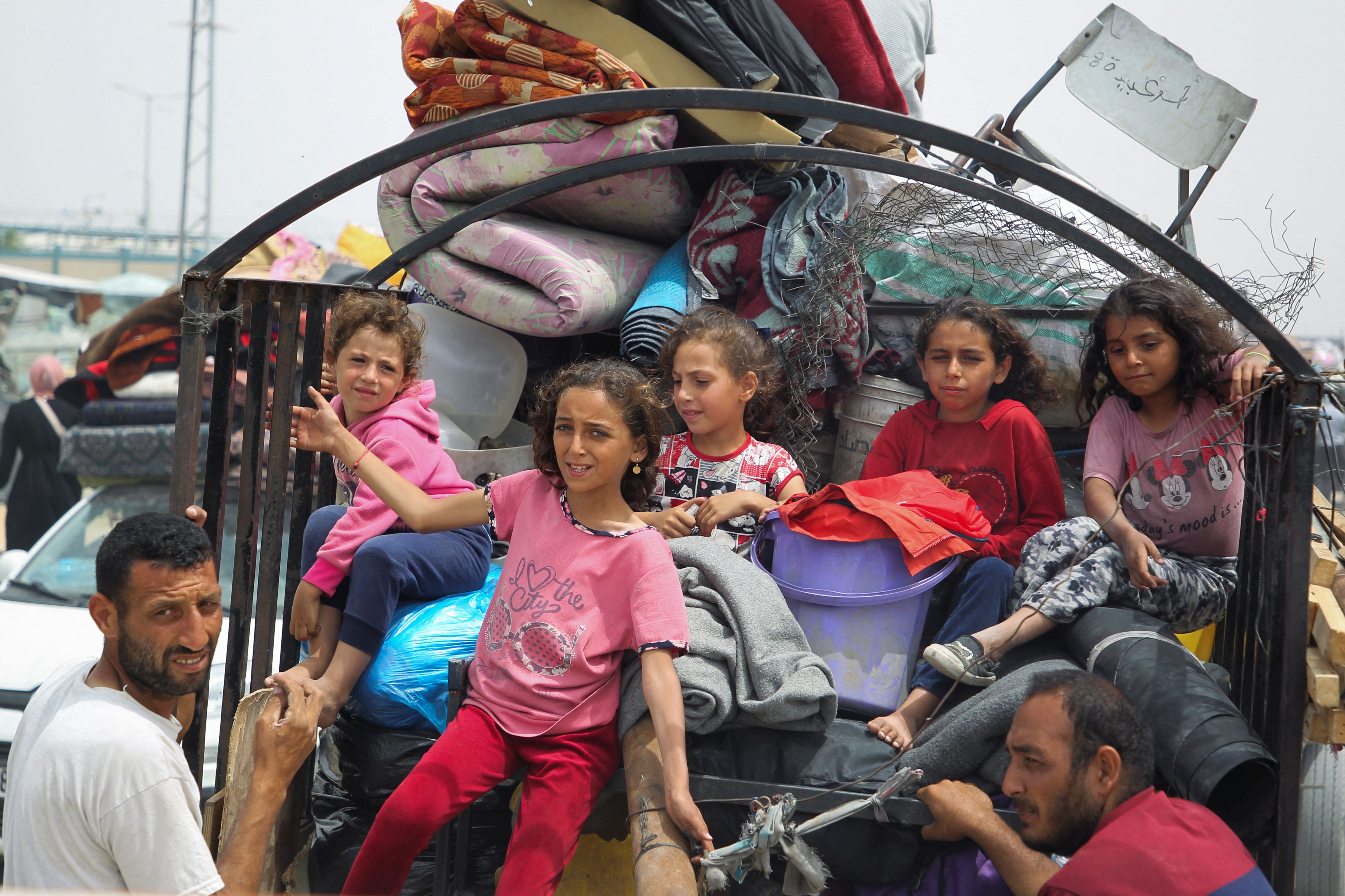 آوارگان فلسطینی در حال گریختن از خشونت‌ها در رفح، جنوب نوار غزه، هشتم خرداد