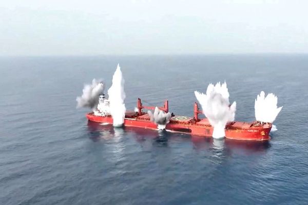 "هيومان رايتس ووتش": هجمات الحوثيين الأخيرة على سفينتين تجاريتين "جريمة حرب"