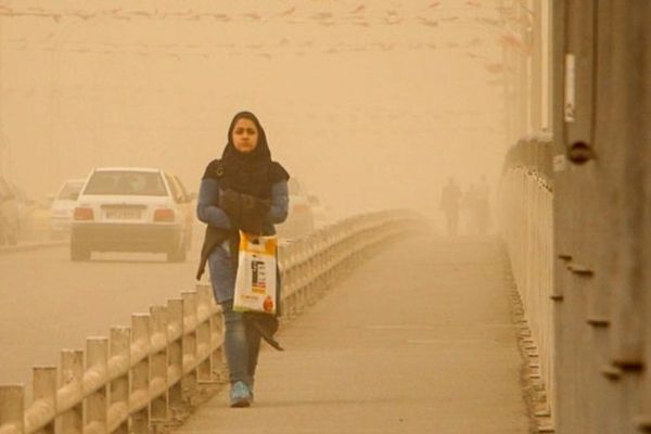 هواء خطر وسماء ملوثة.. أزمة الغبار تهدد صحة الإيرانيين في خوزستان