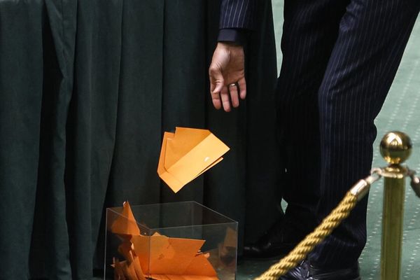 Iranian MPs re-elect speaker in session that mirrors public apathy