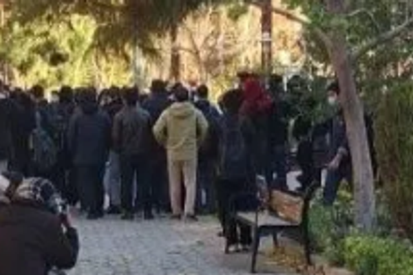 طلاب جامعة فردوسي في "مشهد" الإيرانية: الاحتجاجات حق لنا ولن نكتفي بالمشاهدة