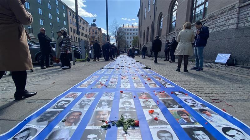 آخرین روزهای محاکمه نوری؛ تجمع خانواده‌‌ها و نزدیکان اعدام‌‌شدگان دهه ۶۰ مقابل دادگاه 