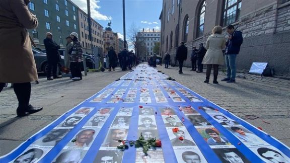 آخرین روزهای محاکمه نوری؛ تجمع خانوادهها و نزدیکان اعدامشدگان دهه ۶۰ مقابل دادگاه