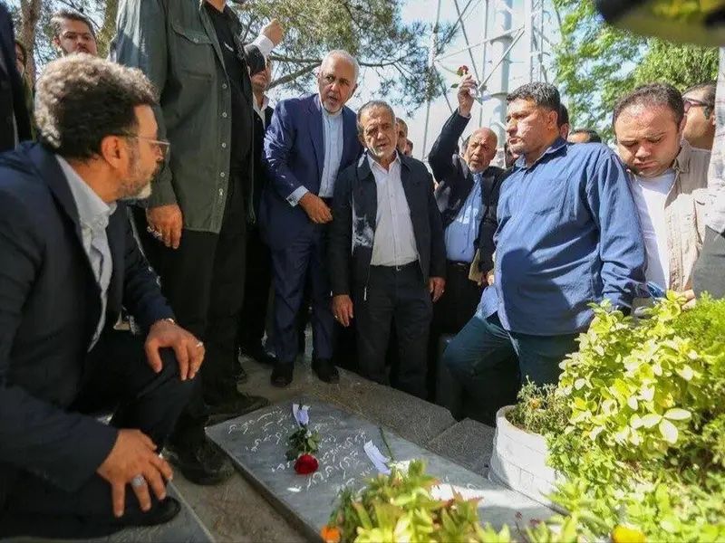 Masoud Pezeshkian and Javad Zarif at Golestan Behesht Zahra cemetery in Esfahan