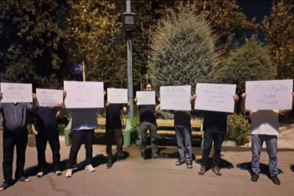 تجمع طلاب جامعة طهران احتجاجاً على قرارات الطرد الجماعي من السكن الجامعي