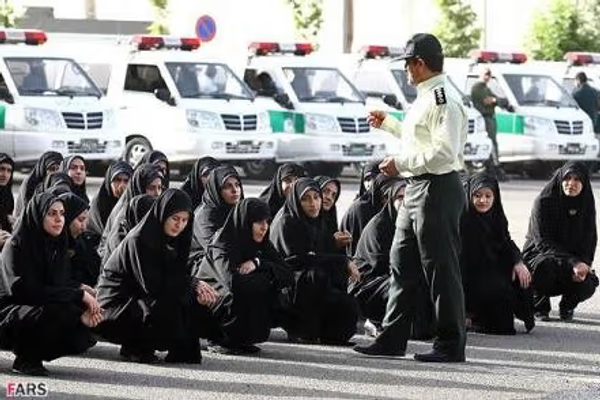 الإيرانيات يتمسكن بالحرية.. والنظام يتراجع من "شرطة الأخلاق" إلى "غرفة المراقبة"